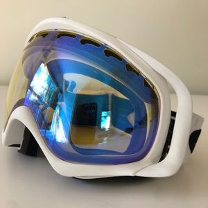 Ski/snowboard Oakley goggles